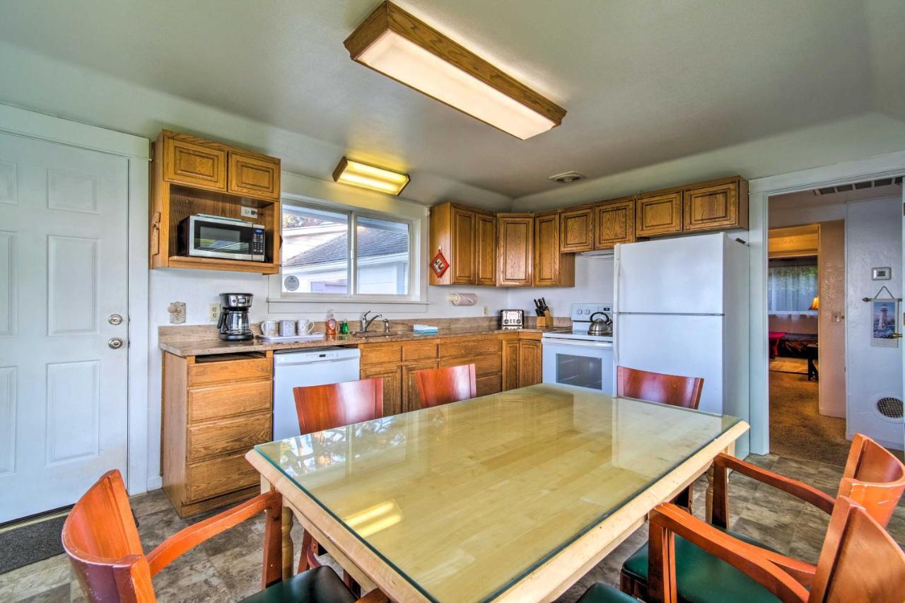 Cliffside Lighthouse Beach Home With Ocean View Coos Bay Exterior photo
