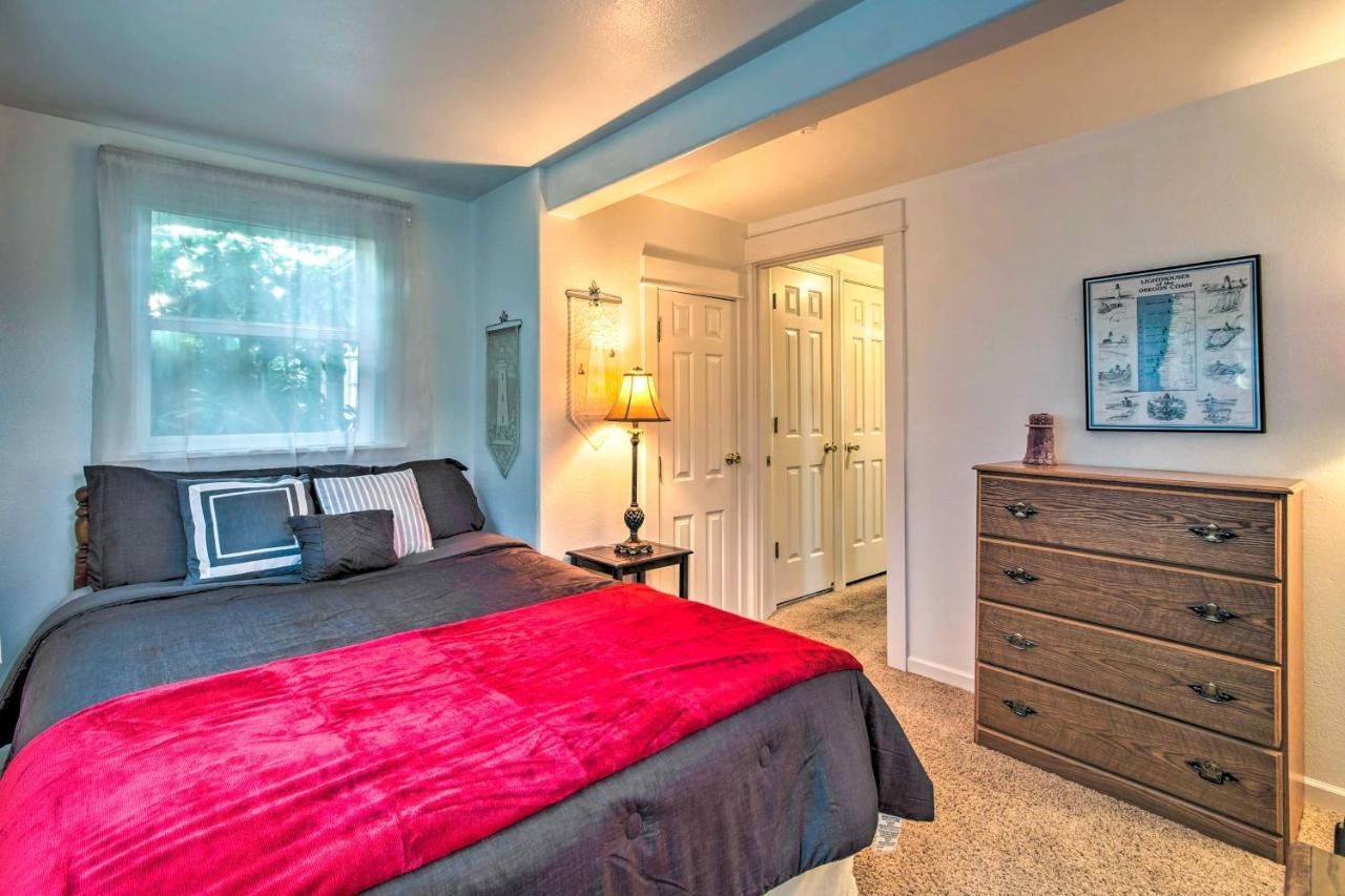 Cliffside Lighthouse Beach Home With Ocean View Coos Bay Exterior photo